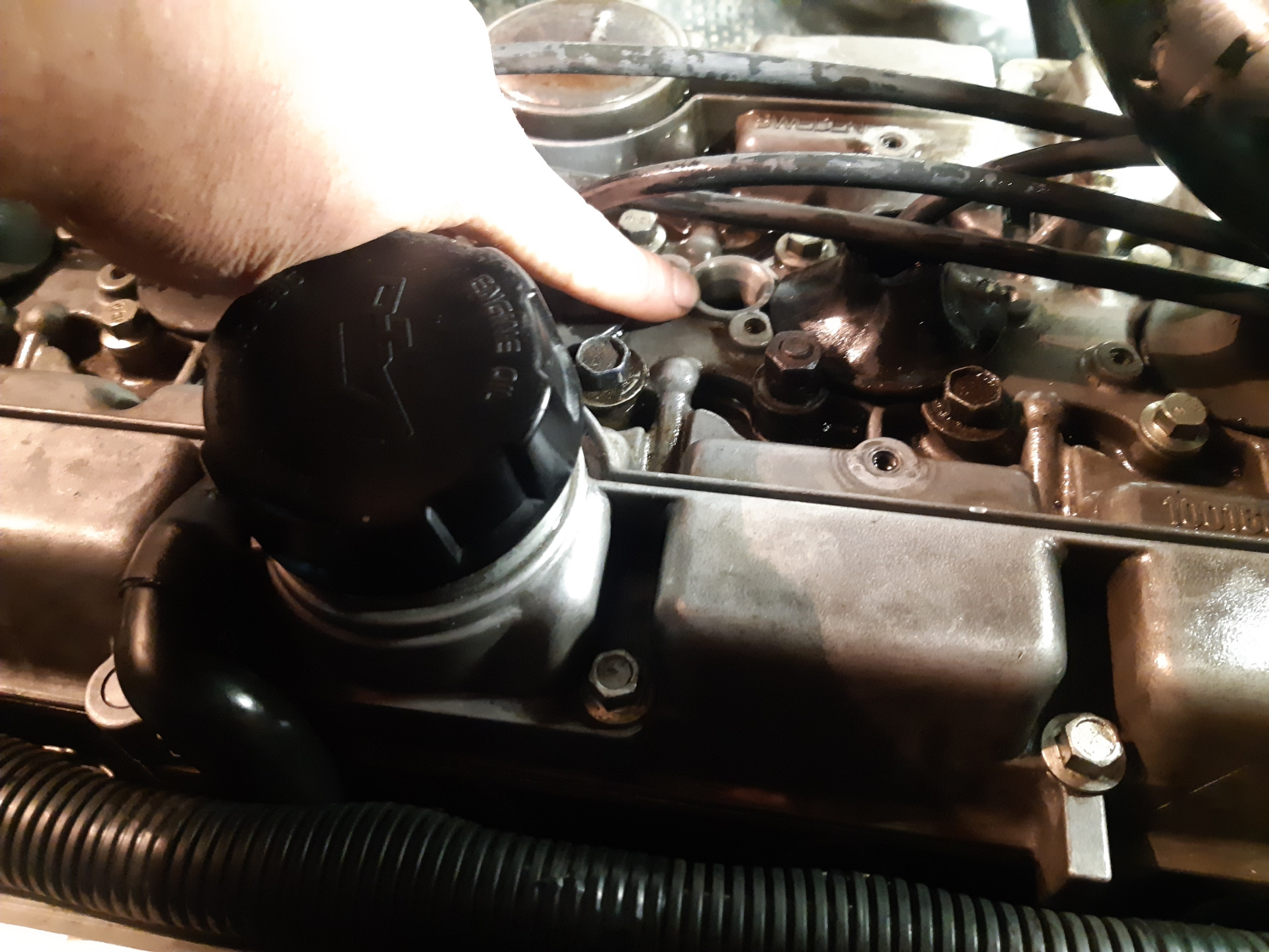 Давит масло из сапуна крышки клапанов — Volvo 850, 2,3 л, 1995 года ...