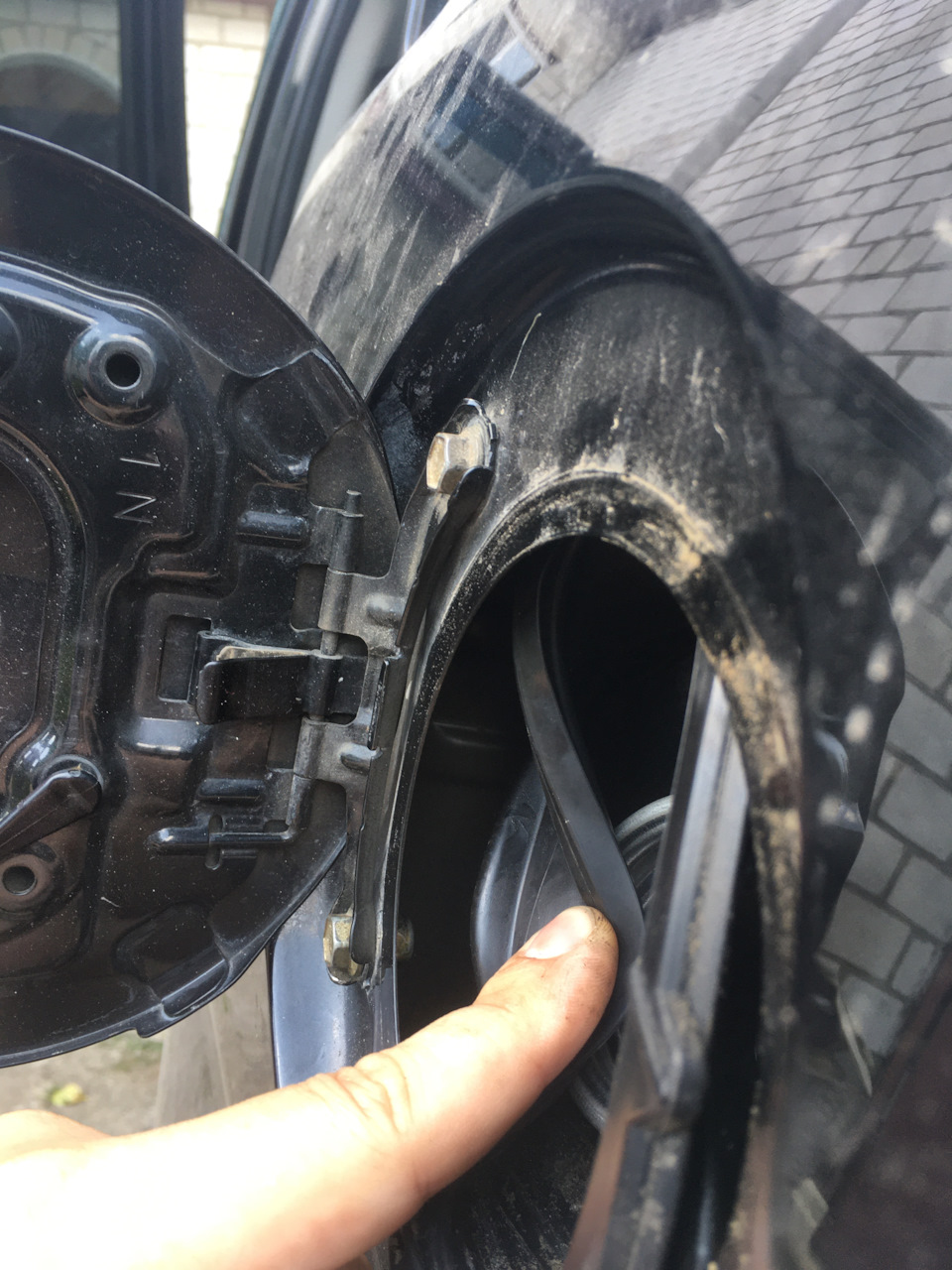 Просто снятие лючка бензобака — Toyota Corolla Verso, 2,2 л, 2006 года ...