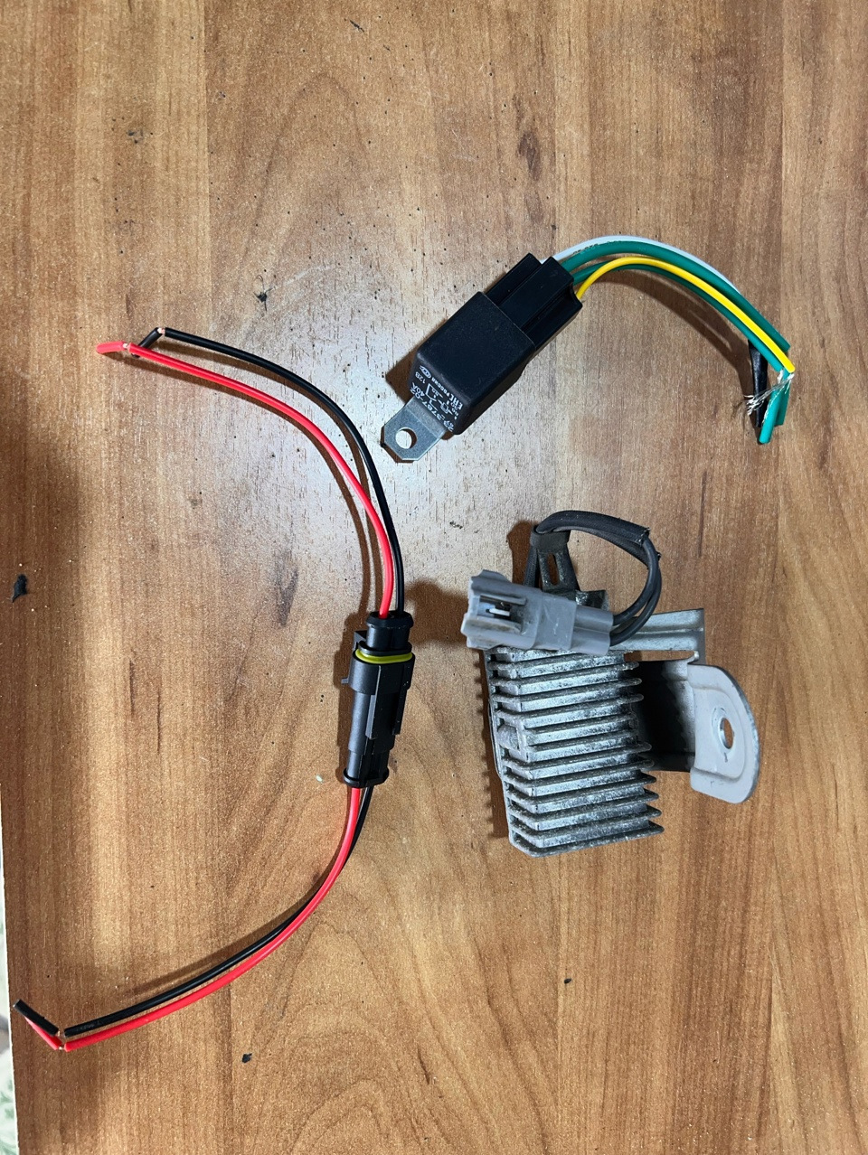 закупил вместе с ним такой комплект: двухконтактную герметичную фишку с ответной частью, четырёхконтактное реле НОРМАЛЬНО ЗАМКНУТНОЕ — Toyota Chaser (100)