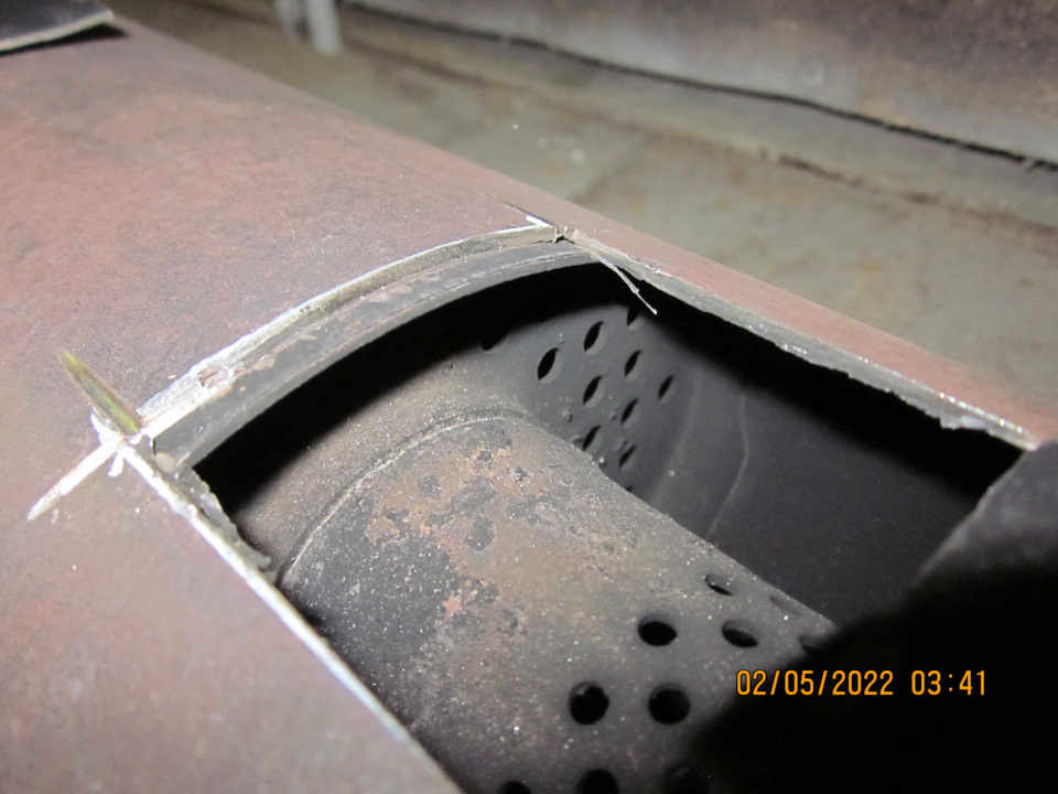 Вид на потроха резонатора через технологический лючок . Состояние нутрянки в общем то неплохое — Lada Vesta SW (1G)