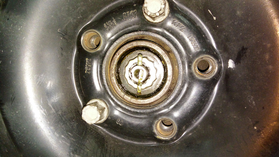 Замена заднего ступичного подшипника — Audi 100 (C4), 2,8 л, 1992 года ...