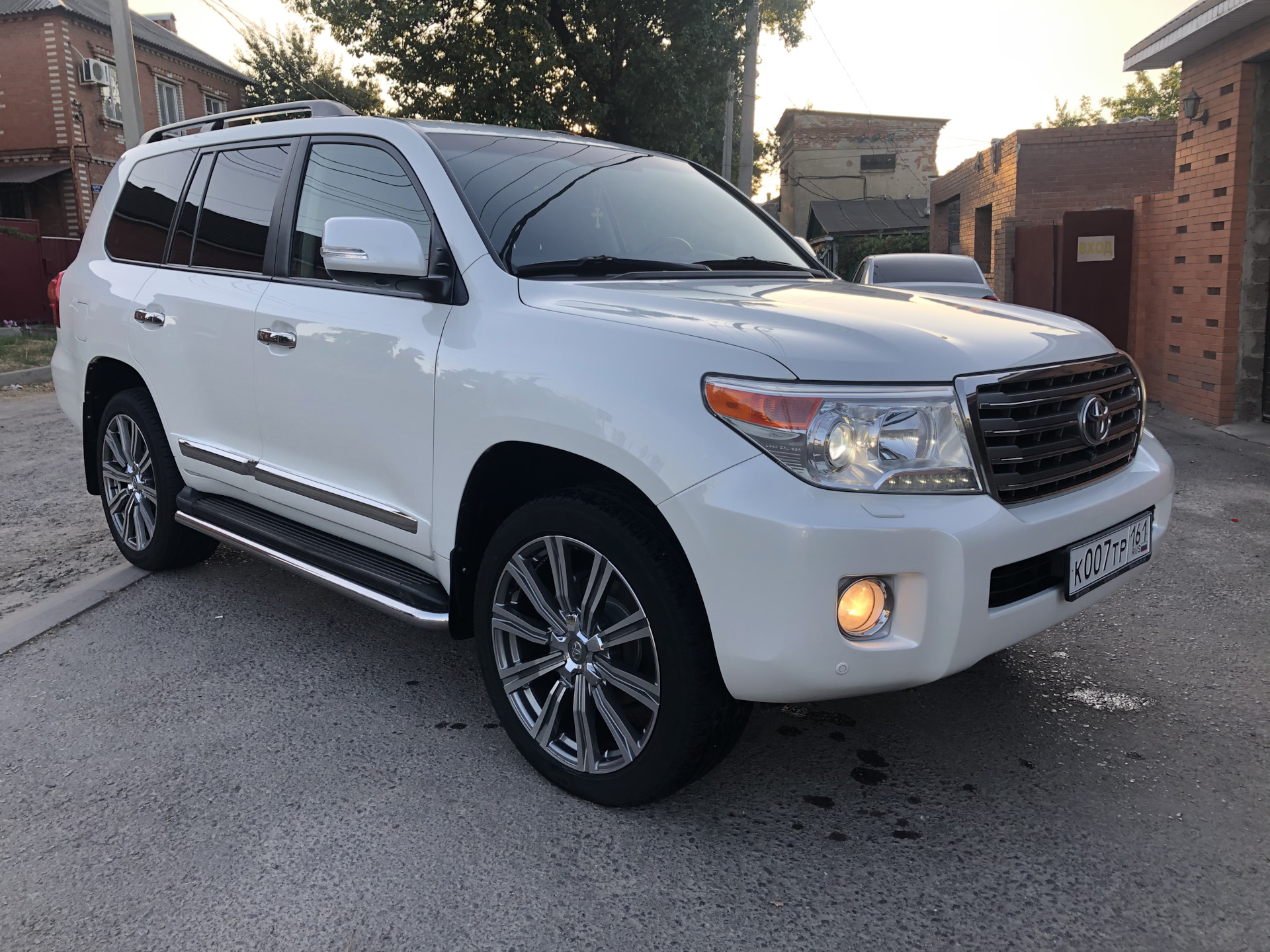 Колеса toyota land cruiser. Toyota Land Cruiser 200 2012 White. Ленд Крузер 200 на 22 колесах. Ленд Крузер 200 на 22 дисках. Диски на белый ленд Крузер 200.