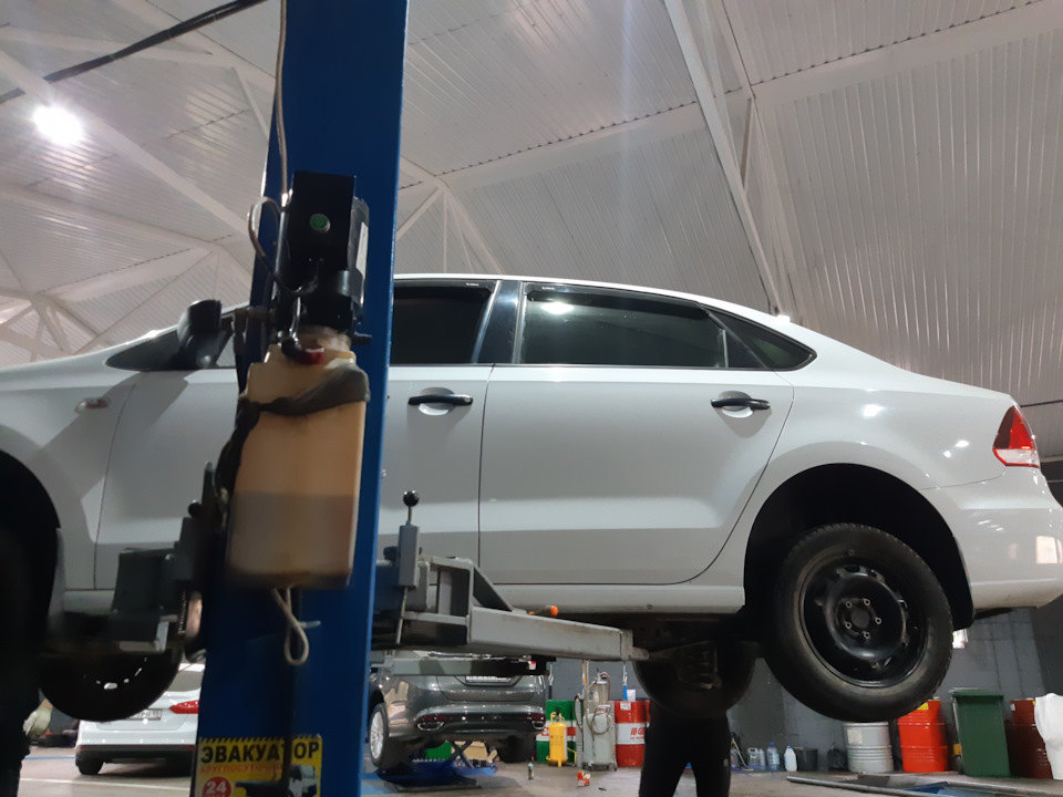 Замена задних колодок — Volkswagen Polo Sedan, 1,6 л, 2015 года ...