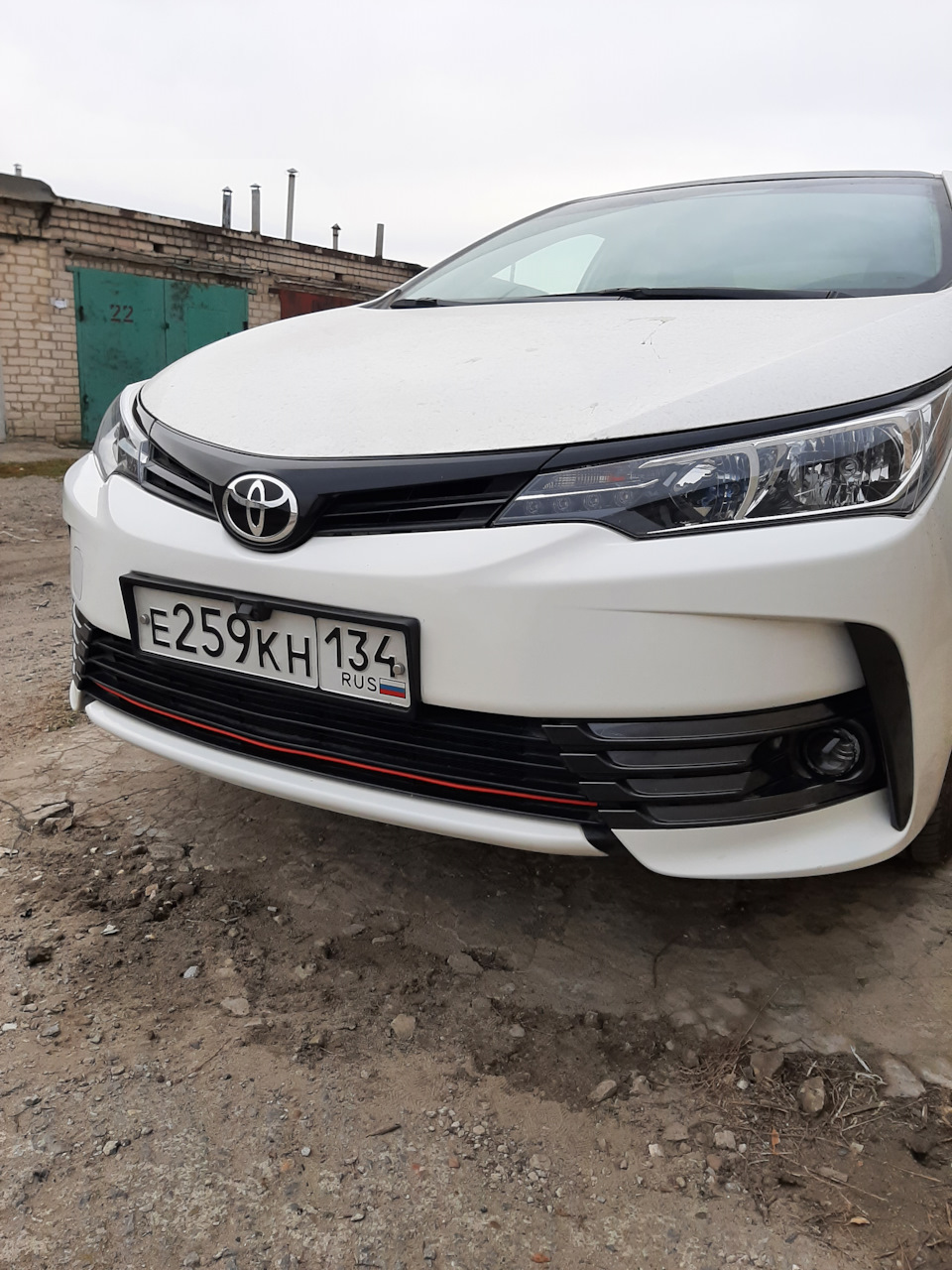 Красная полоска в радиаторную решётку бампера. — Toyota Corolla (160), 1,6  л, 2016 года | стайлинг | DRIVE2