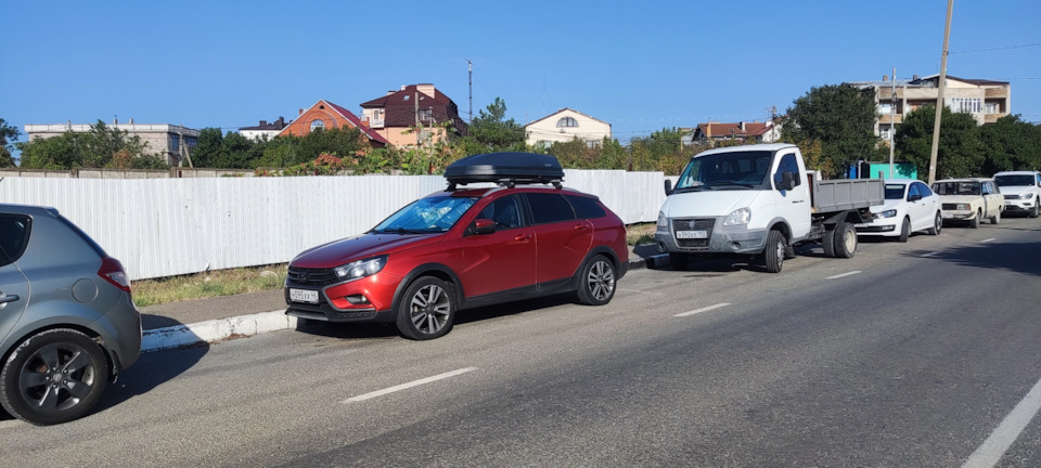 Парковки нет, вдоль улицы машина стояла. Улица тихая, для семейного отдыха самое то! До пляжа рукой подать, как до городского, так и до дикого. — Lada Vesta SW Cross (1G)