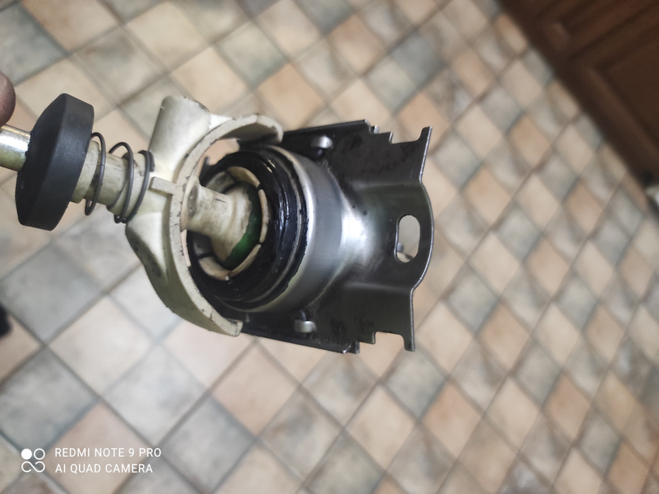 После того как стекольный клей высох разрезаем нитки стягивающие лепестки( через щели между лепестками) и с довольно большим усилием вставляем шар — Audi 100 (C3)