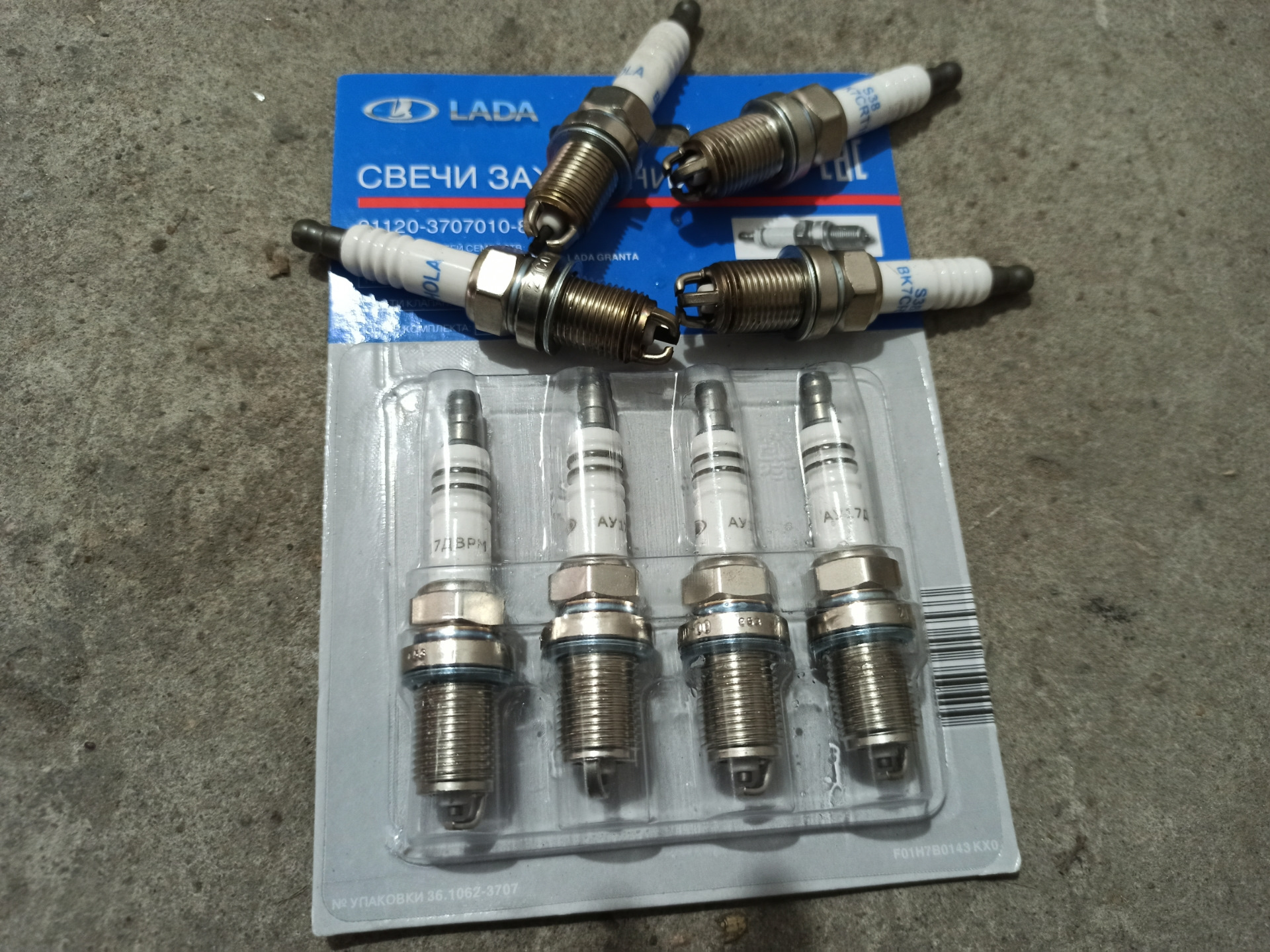 Свечи зажигания бош. Свечи hola трехконтактные. Нагар на свечах приора 16 клапанов. Артикул свечи на приору. Артикул свечи на приору.