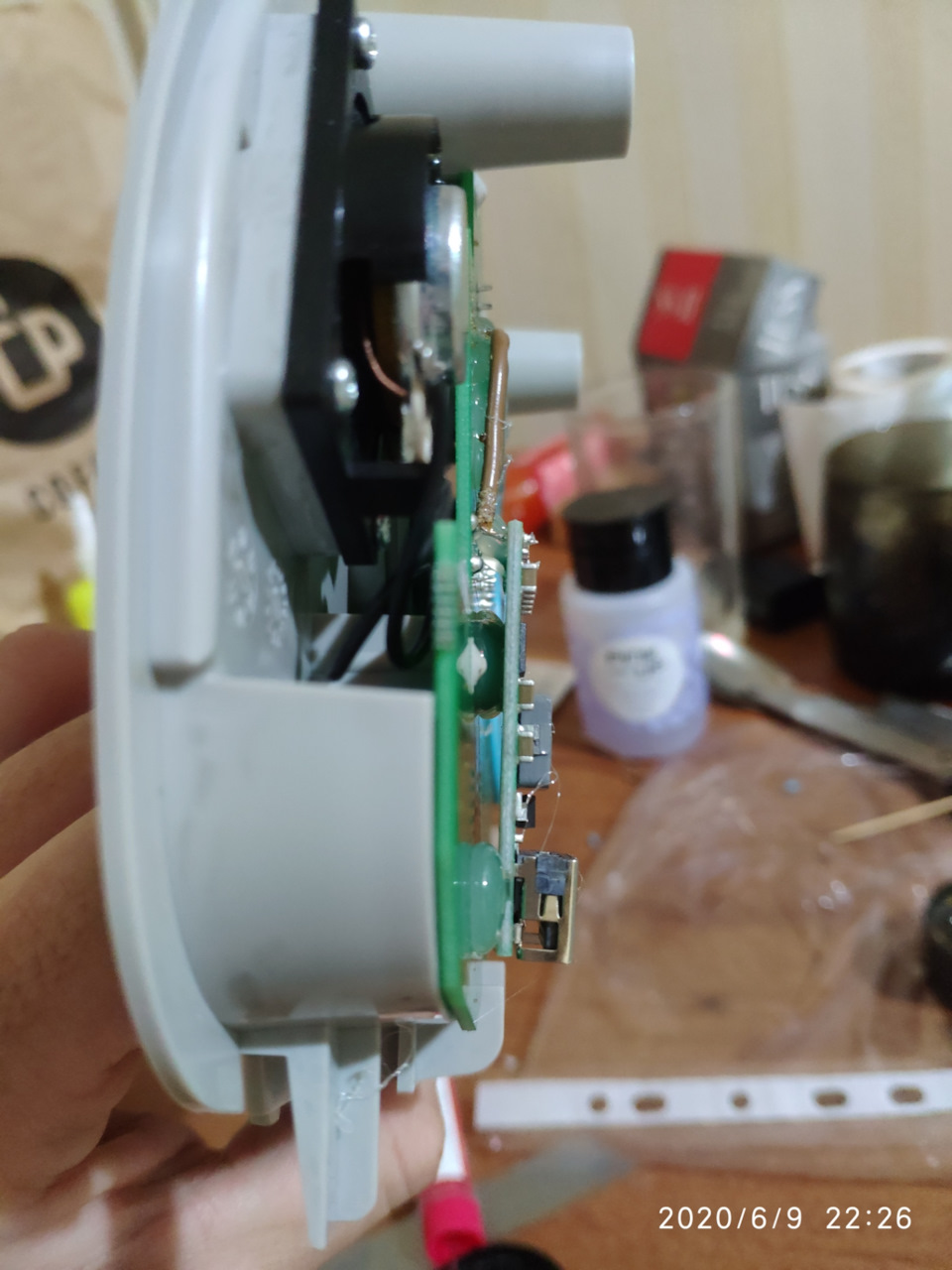 Плату зарядки посадил на термоклей, чтобы было расстояние от платы плафона. — Lada Гранта Лифтбек (2G)