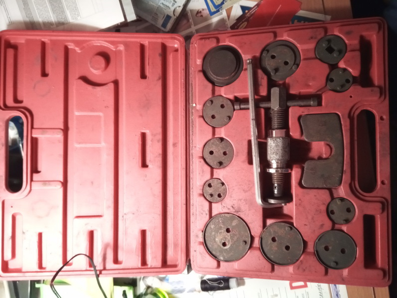 Мой любимый набор для сгона поршней, выручал меня на всех авто, хоть в нем и нет трехштыревой насадки для сгона Фордовских поршней на суппорте с электроручником, но после перевода в сервисный режим это и не требуется. В нем же добавлены Г-образный ключик на 7 и длинная бита на 7 — Ford Galaxy (Mk III)