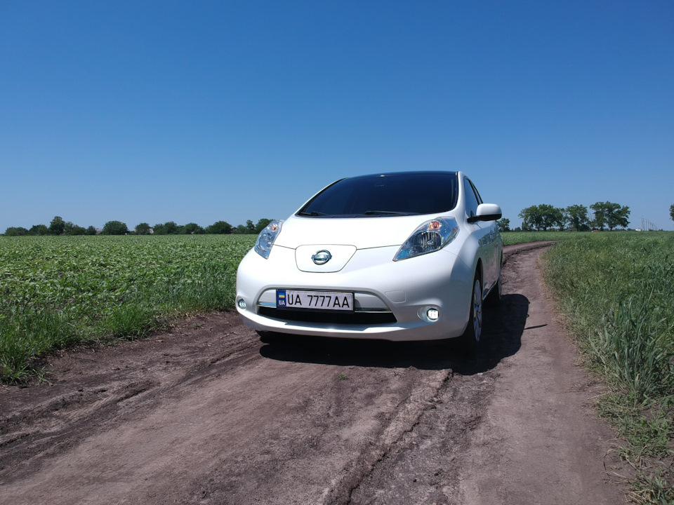 Nissan Leaf черный