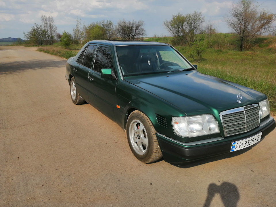 W124 драйв. Mercedes 1990. Мерседес w124 темно зеленый. Мерседес 124 1990. E class 1990.