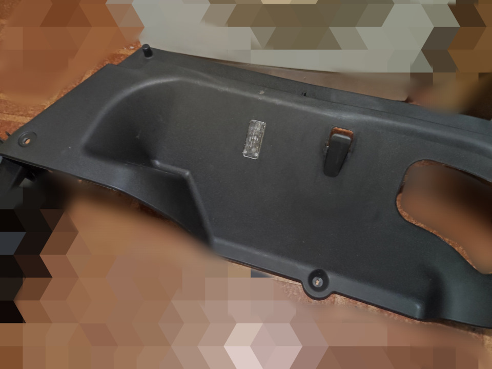 Установил второй фонарь в пластиковую обивку багажника. — Lada Гранта Лифтбек (2G)