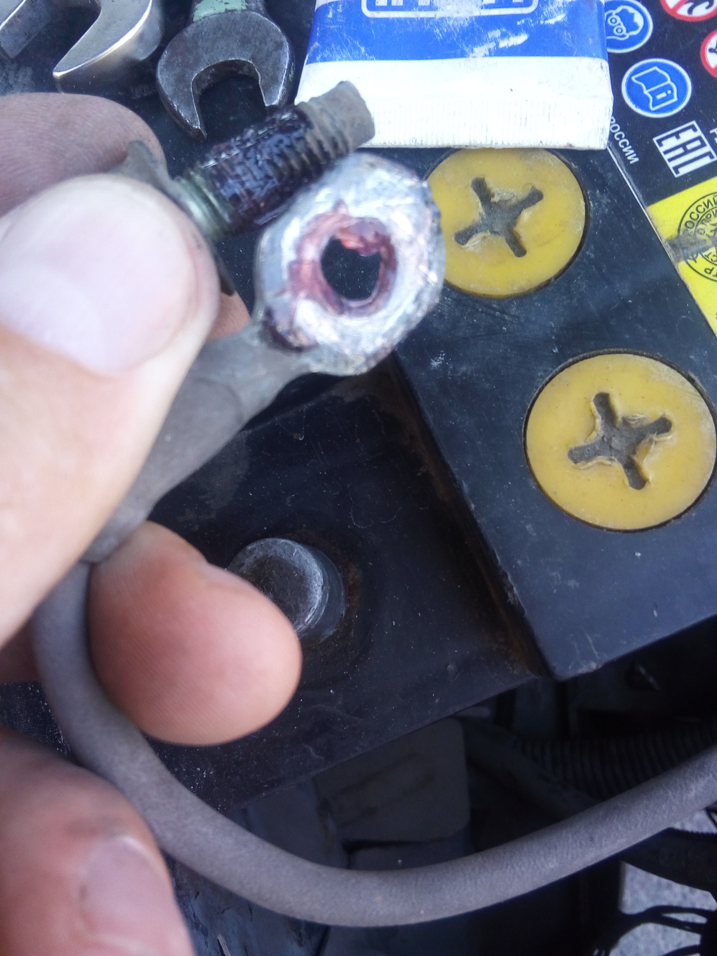 Митсубиси паджеро плохо заводится на холодную. Плохо заводится плохая масса. Не заводится ваз 2110 инжектор 8 клапанов причины. Провод массы акб 2190. Провод массы subaru.