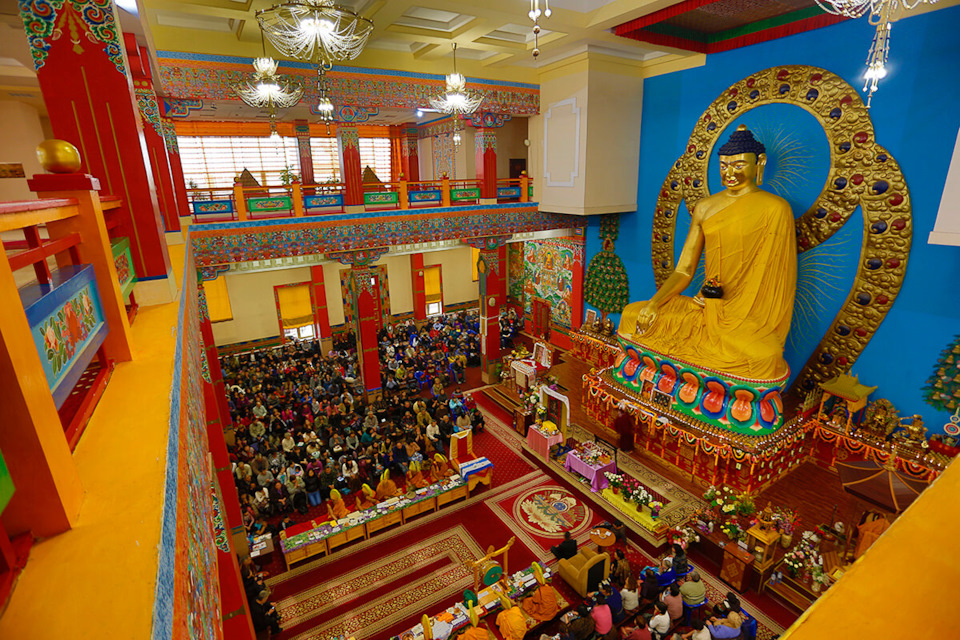 Внутри хурула фотографировать запрещено, но в интернете можно всё что угодно. Конечно, внимание привлекает 9-метровая золотая статуя Будды Шакьямуни — самая большая в России и Европе. К её подножию верующие кладут подношения и зажигают свечи. Не-буддистам в эту зону заходить запрещено. — Jeep Cherokee (KL)