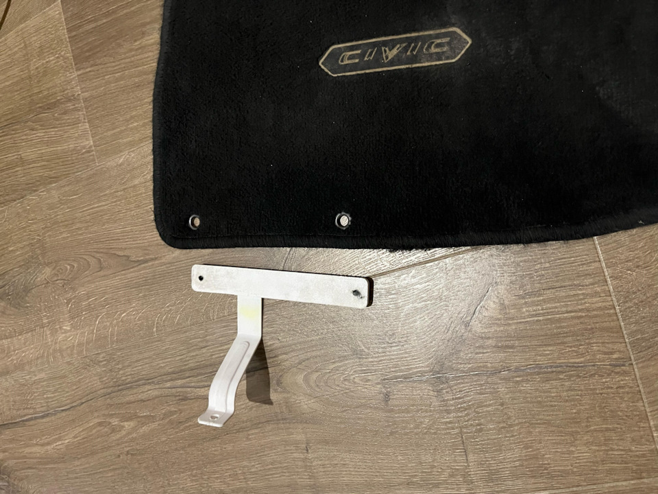 Кронштейн переднего коврика на Honda Civic 5D (8G). | 500 ₽ в городе ...