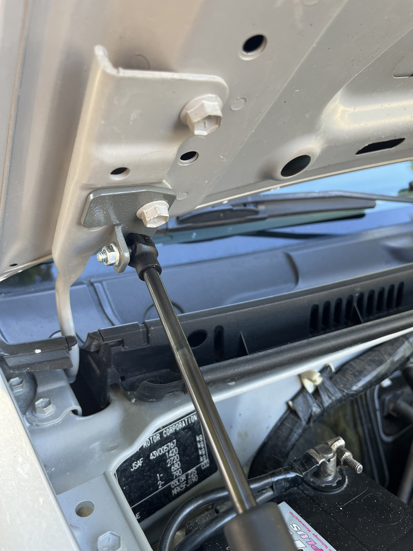 Газовый упор капота — Suzuki Jimny (1G), 1,3 л, 2013 года | аксессуары ...
