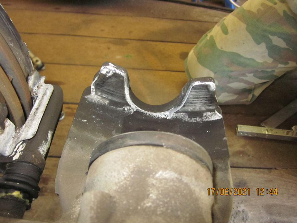 Большая часть пасты выдавилась наружу, остатки смешались с продуктами износа — Lada Vesta SW (1G)