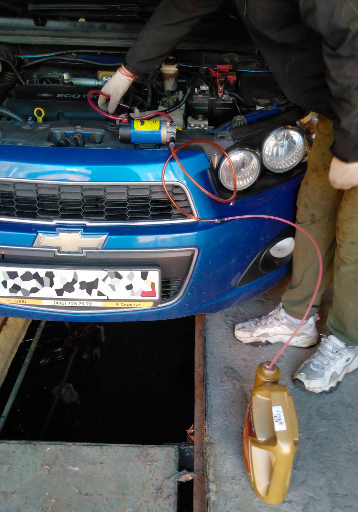 насосом качаем новое масло внутрь, удобно вполне — Chevrolet Aveo Sedan (2G)