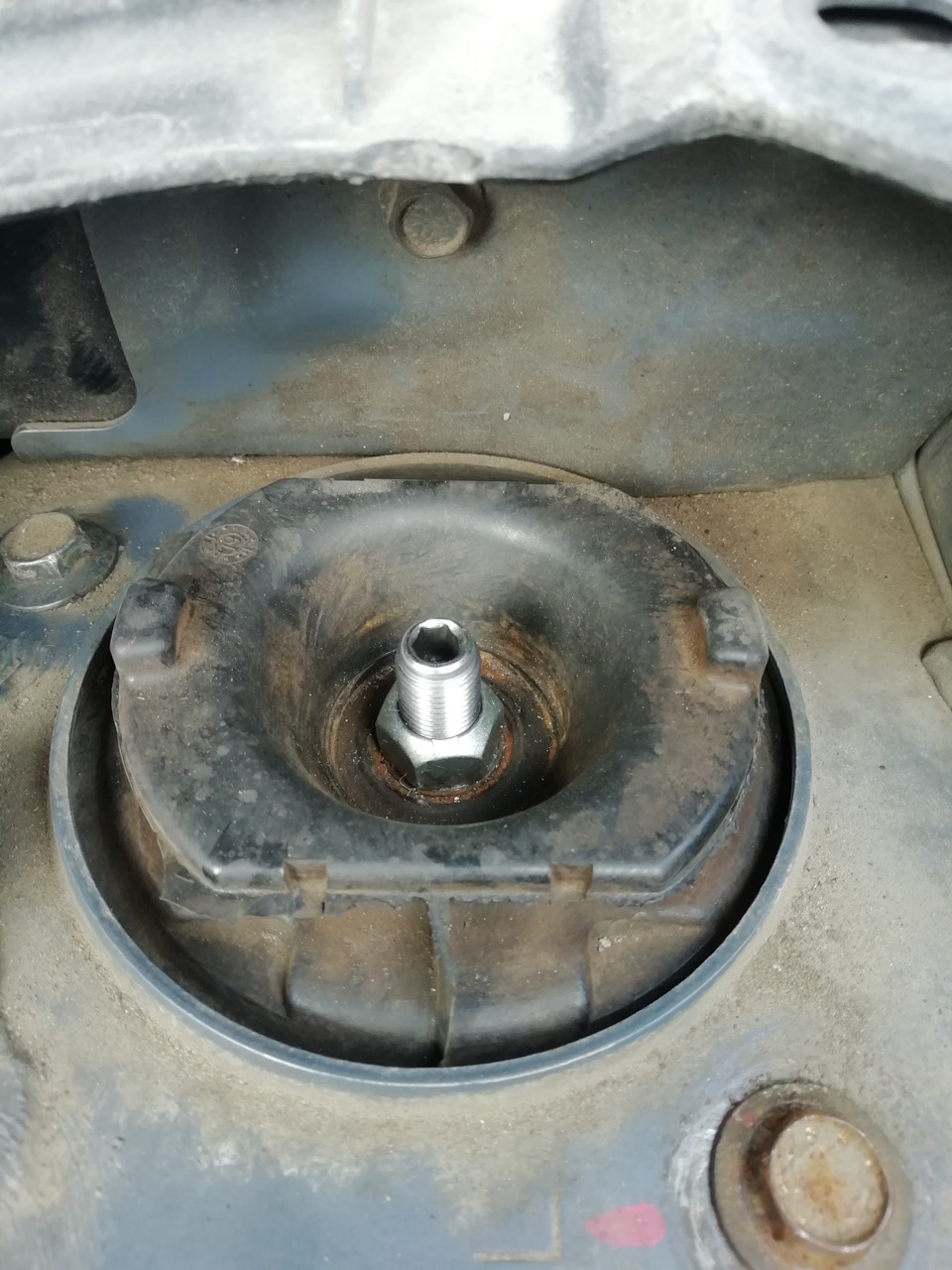 Заглушка на гайку штока стойки — Nissan X-Trail II (t31), 2,5 л, 2010 ...