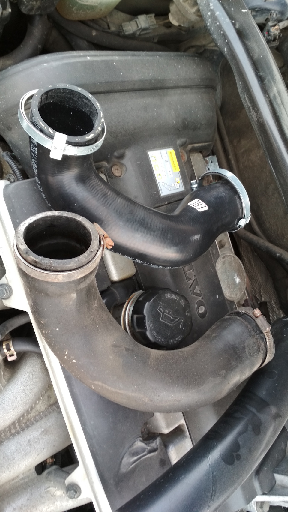 Разница на снимке не очень видна. Но разжижение патрубка на лицо — Volvo XC70 II