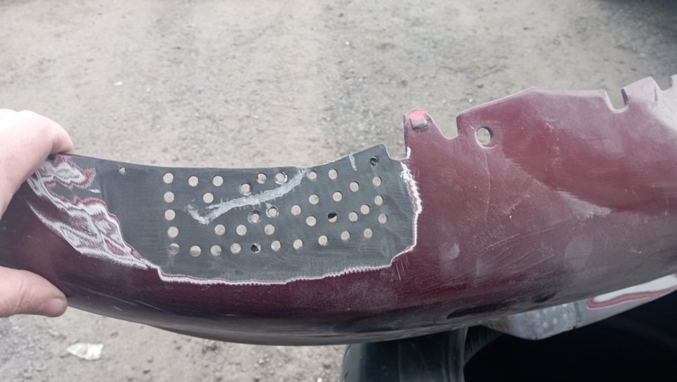 С внешней части бампера при помощи болгарки с зачистым кругом, делаем углубление 1,5-2мм для укладки стеклоткани. — Peugeot 206 CC