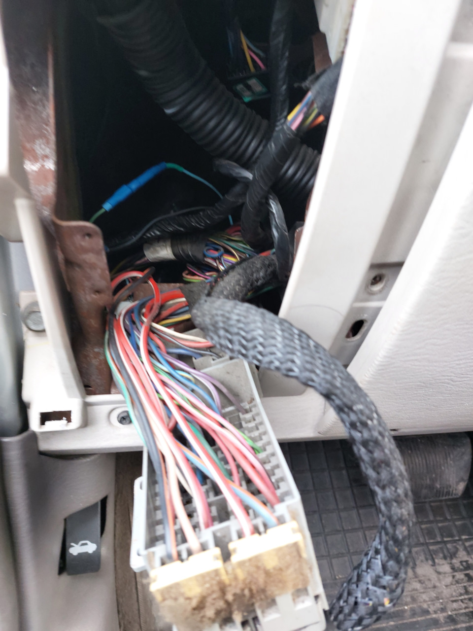 На фото уже Откручены панель и блок — Chrysler PT Cruiser