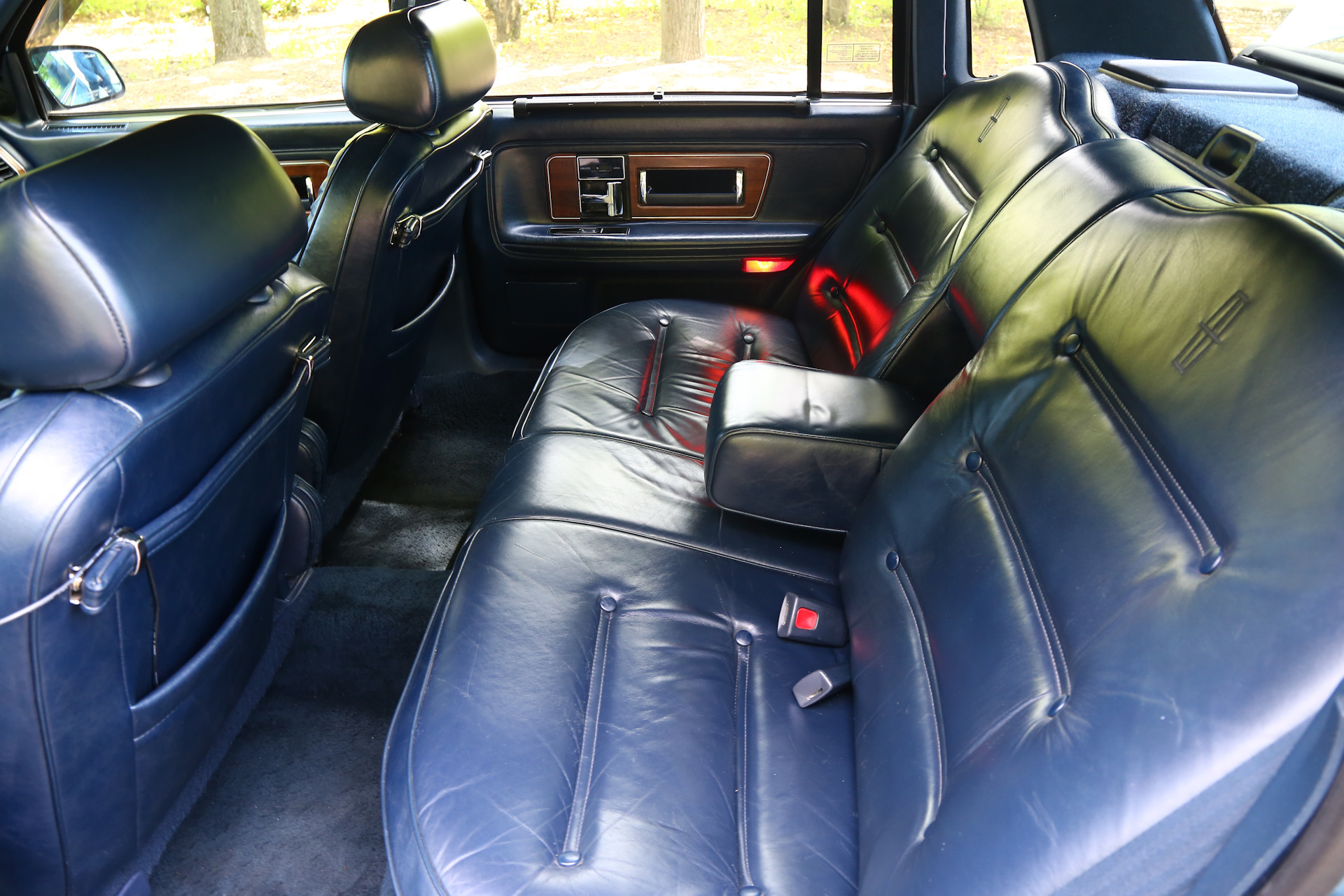 Lincoln continental 3.8 at 1992. ГАЗ 31105 Волга салон Линкольн Таун кар. Линкольн Континенталь 2004 салон. Салон Линкольн Марк 4 сзади седан. Салон Линкольн Марк 5 сзади.