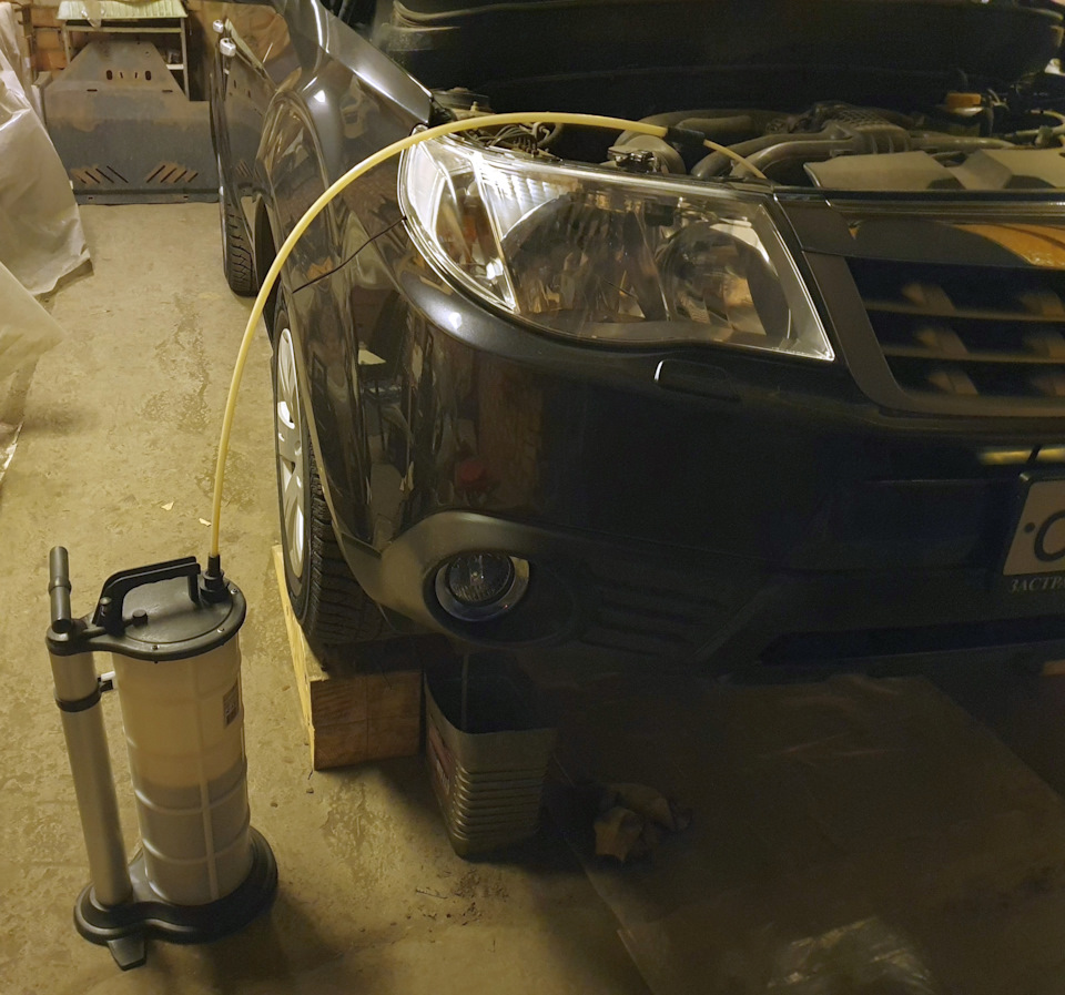 Замена масла через трубку масляного щупа — Subaru Forester (SH), 2 л ...