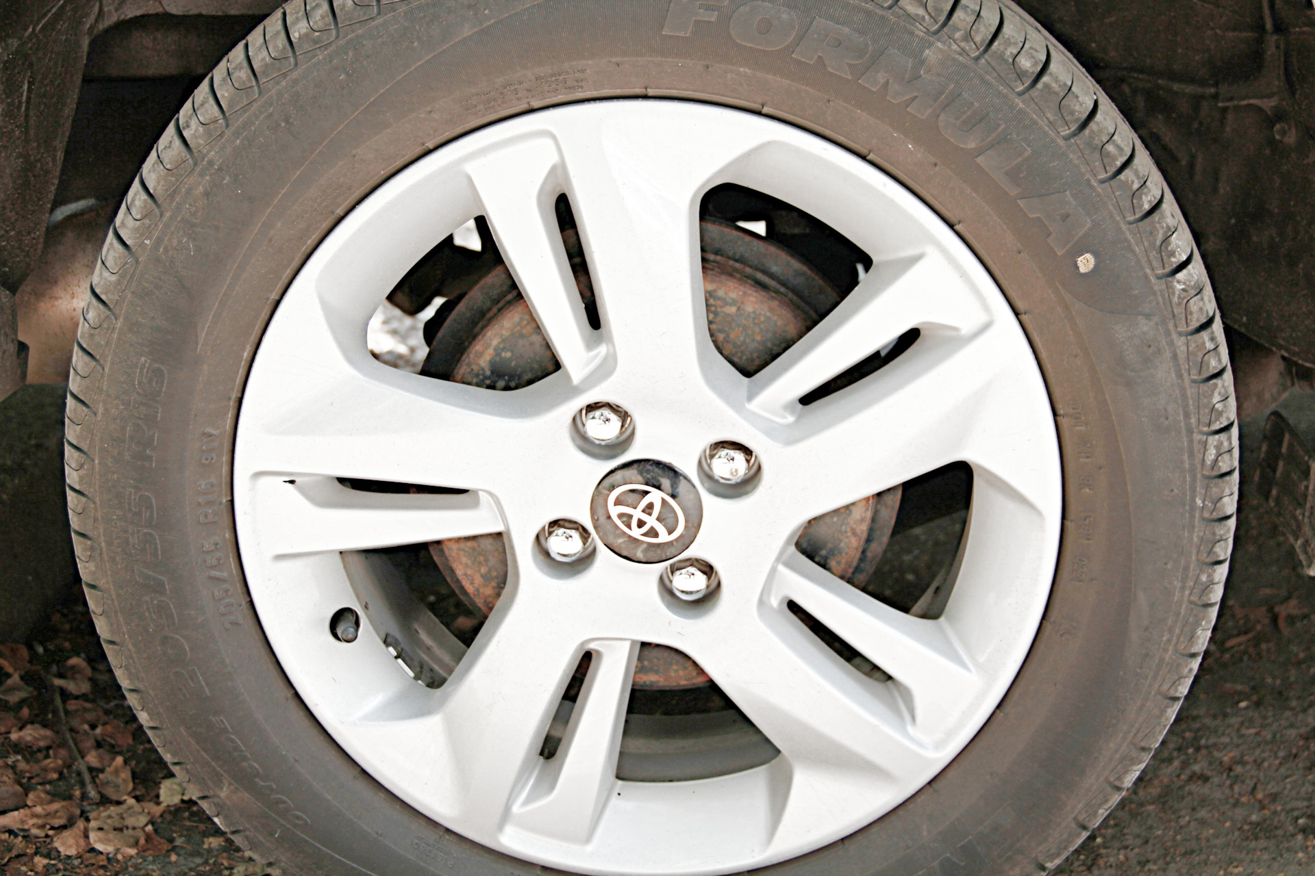 Покраска задних тормозных барабанов — Toyota E 140, 1,5 л, 2011 года ...