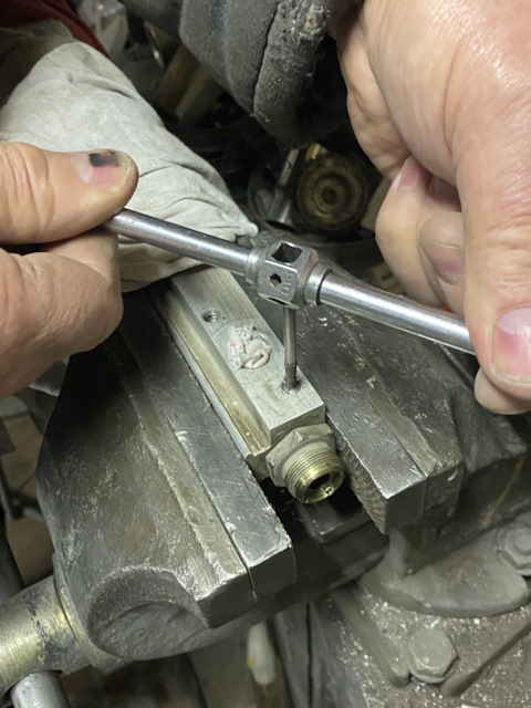 Топливная рампа ваз 2114 8 клапанов. Как снять рампу 2114. Как снять рампу 2114. Форсунка инжектора ваз 2110. Как снять рампу 2114.