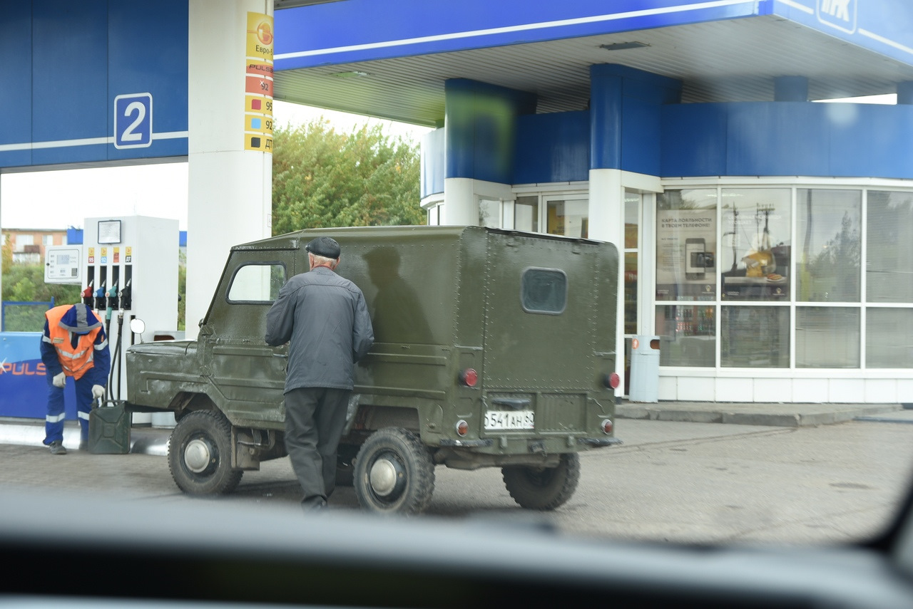 От автовокзала одновременно отъехали автомобиль