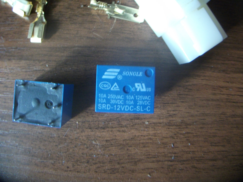 Реле для блока клапанов пневмоподвески. — Audi A4 (B5), 1,8 л., 1997 ...