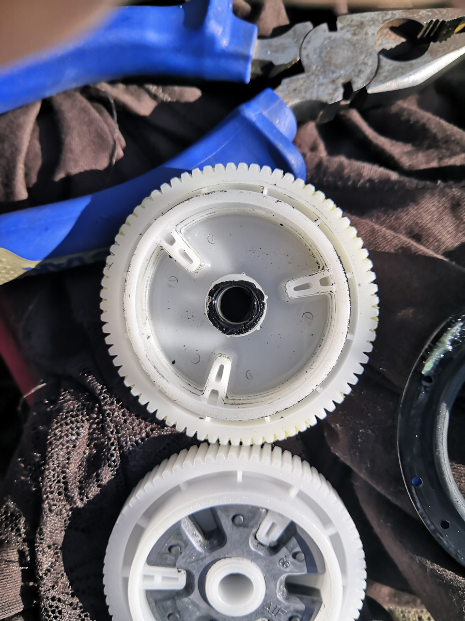 Замена шестеренки в правом стеклоподъемнике — Skoda Octavia A5 Mk2, 1,6 ...