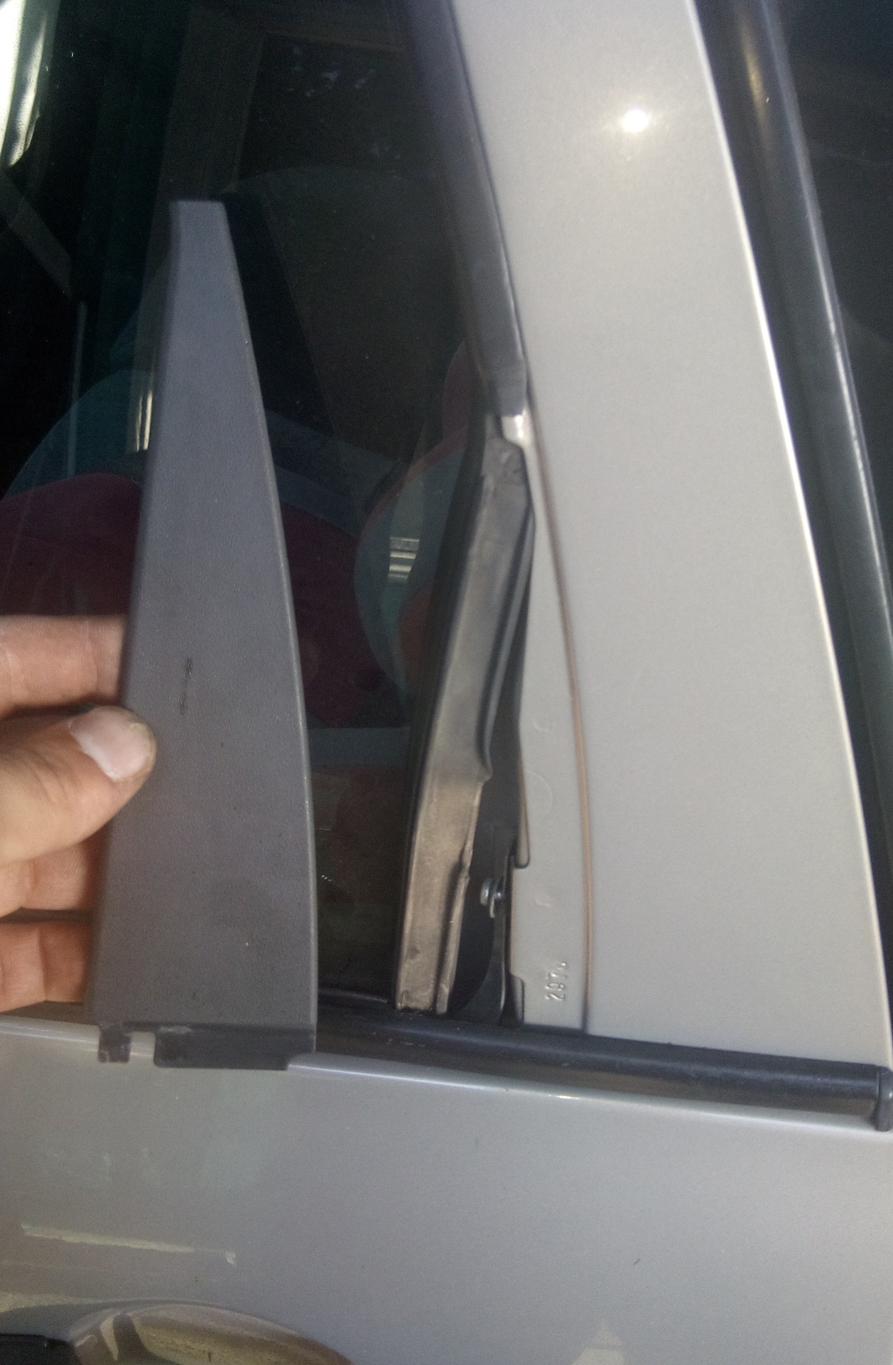 Поменять накладку на дверь. Наружный уплотнитель стекла крышки багажника Калина универсал 1. Демонтаж уплотнителя заднего стекла Калина 1. Калина 1 универсал уплотнитель заднего стекла.