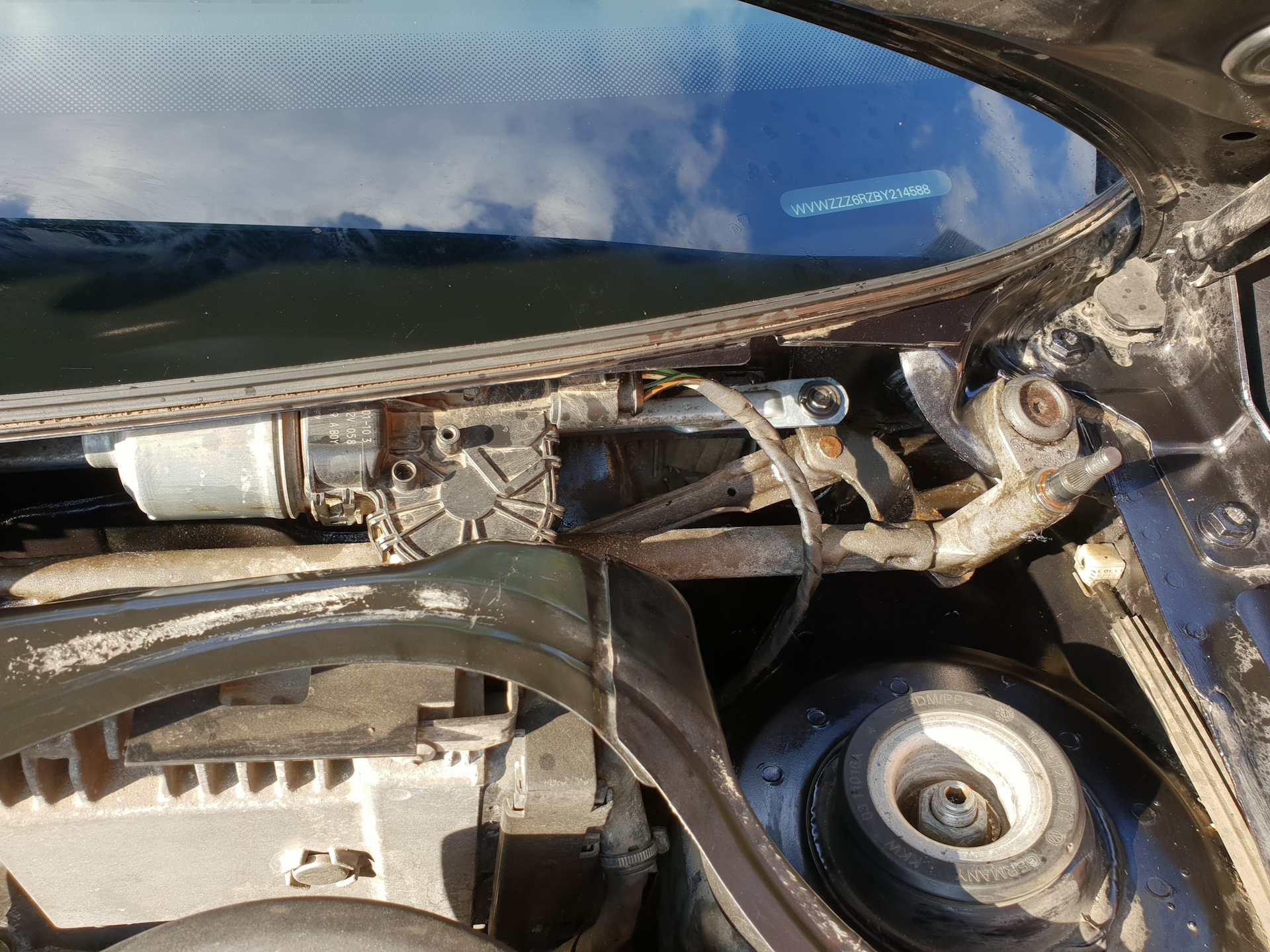 Трапеция дворников и по мелочи еще. - Volkswagen Polo Mk5, 1,2 л, 2011 года свои