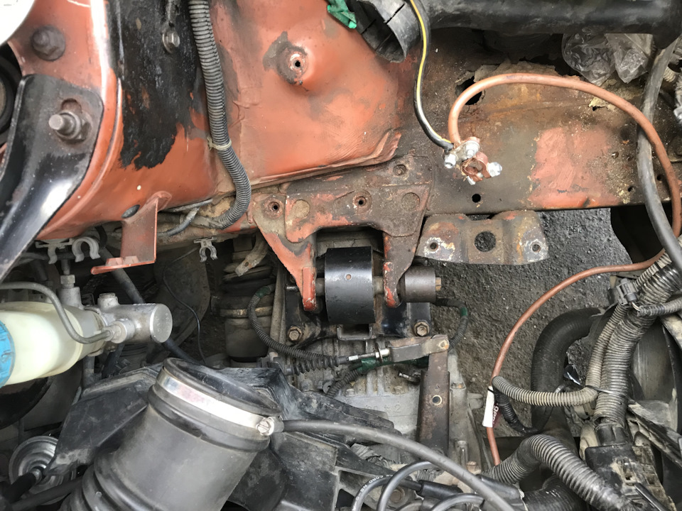 Шумит цепь! Замена левой подушки двигателя (подушка мкпп) — Nissan ...