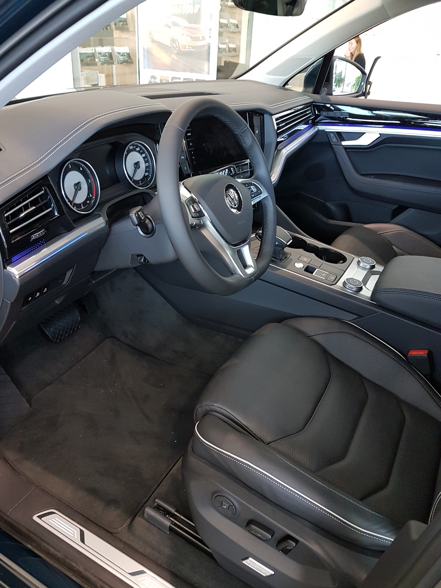 Volkswagen touareg 2022 салон. Volkswagen touareg 2020 respect. туарег 3 салон. фольксваген туарег 2018 салон белый. новый volkswagen touareg 2021.