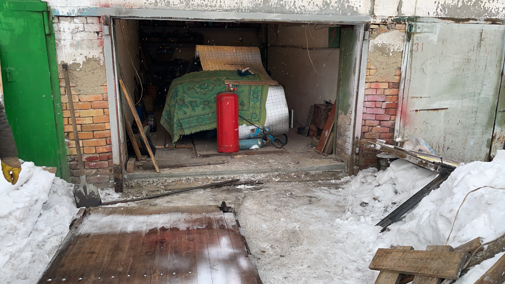 Кто чем занят 31 декабря? Нарастить гаражные ворота за 9 часов при -20 ...