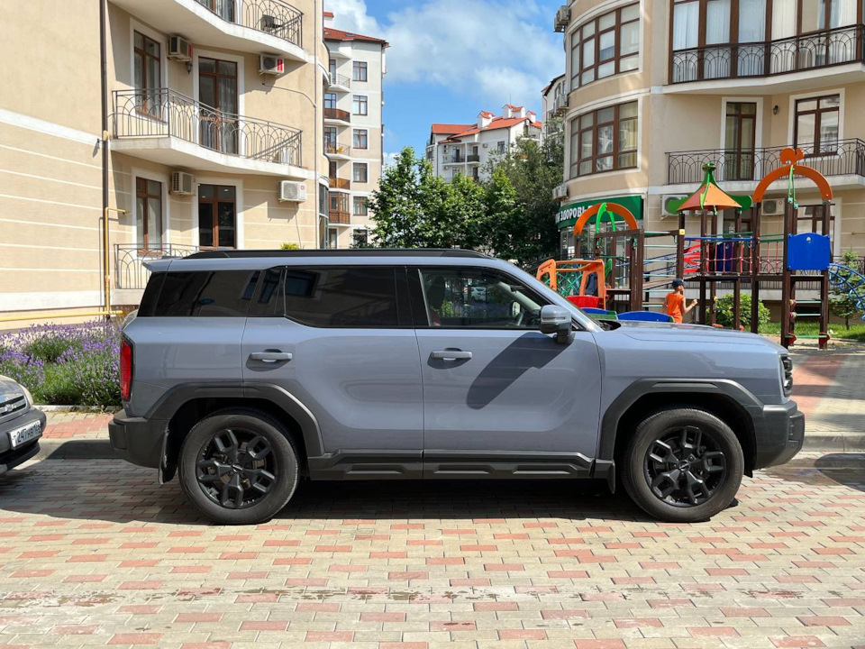 На парковке у дома — Haval H3