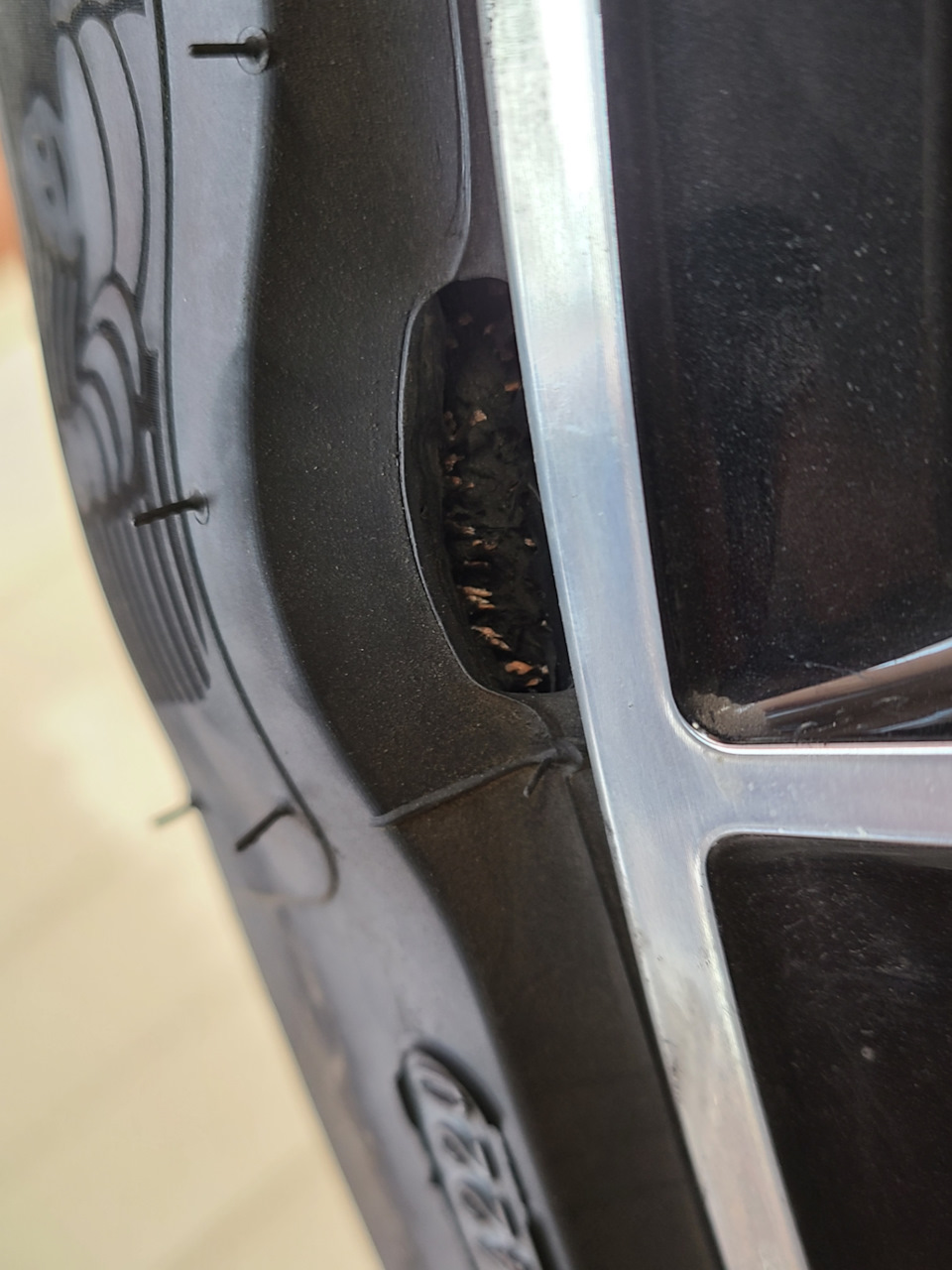 Пробил колесо (возможно брак) — BMW M5 (F90), 4,4 л, 2020 года | шины ...