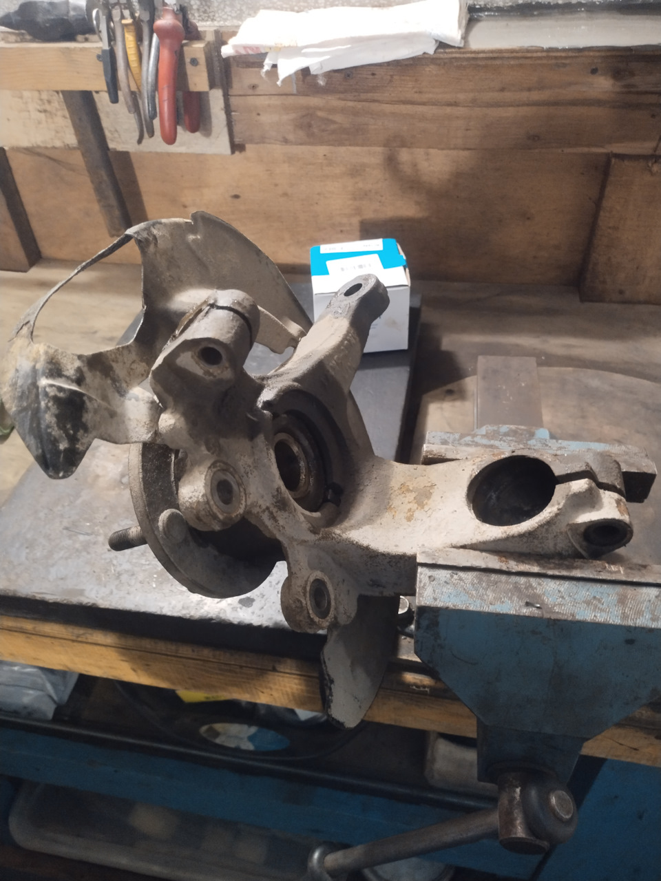 Установил на тиски поворотный кулак. — Mazda 3 (1G) BK