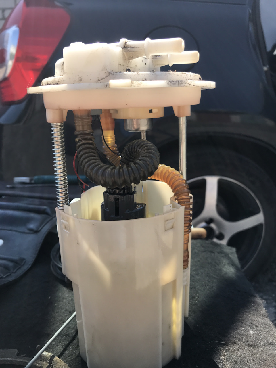 Топливный насос в сборе. Странно, что направляющих две, а пружинка одна — Lada Калина Универсал (2G)