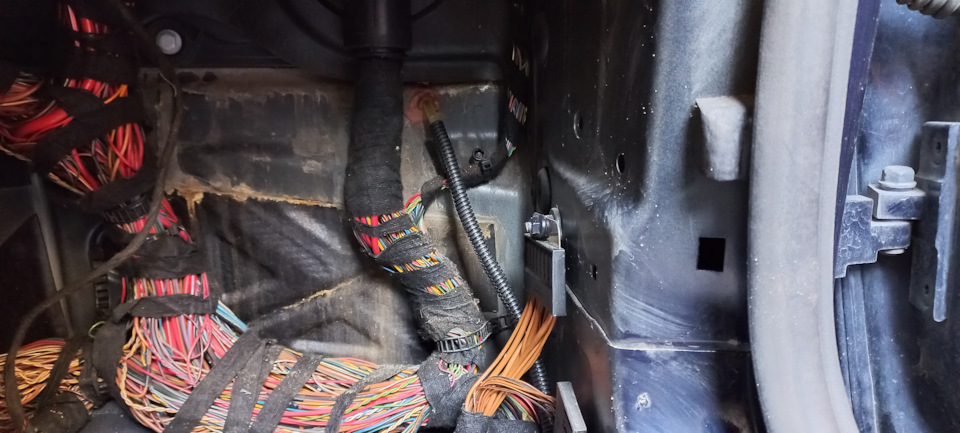 Замена и прокладка шлангов омывателей лобового и заднего стекла — BMW ...