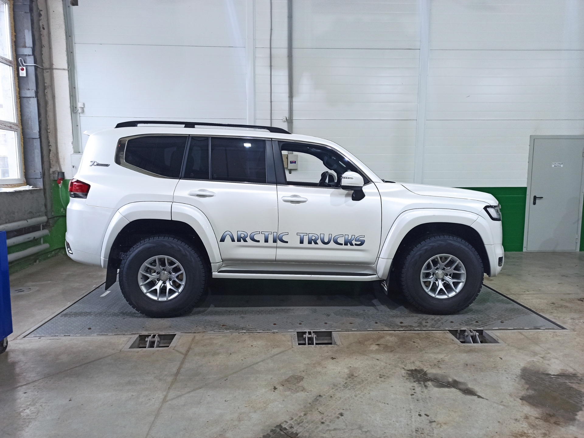 Toyota Land Cruiser 300 Arctic Trucks