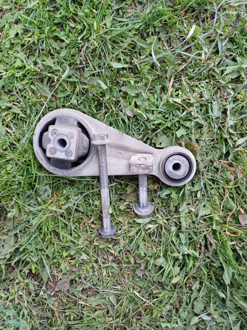 Замена верхней подушки двигателя — Lada 21120, 1,5 л, 2003 года ...