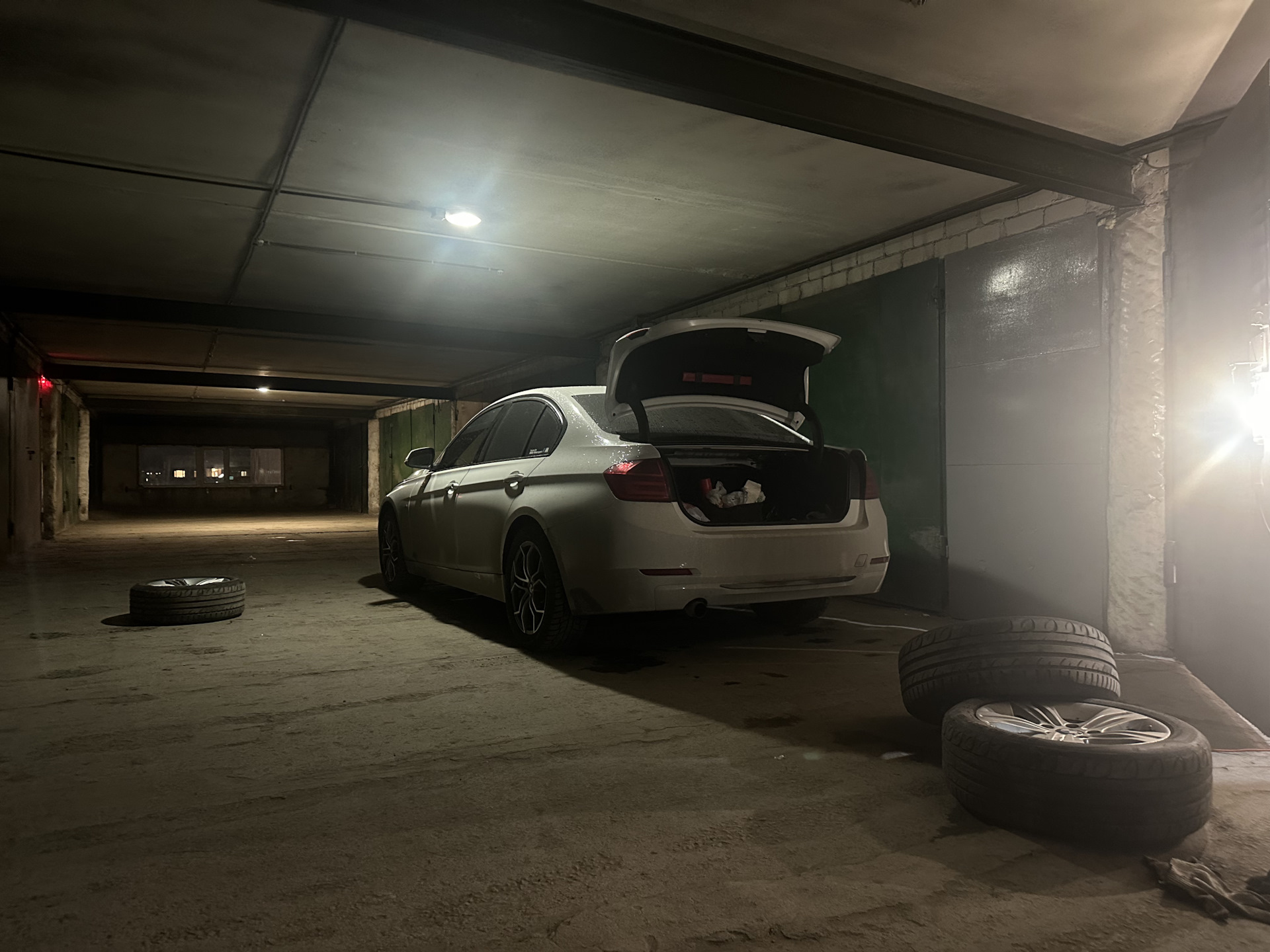 Переобувка на зимнюю резину — BMW 3 series (F30), 1,6 л, 2013 года ...