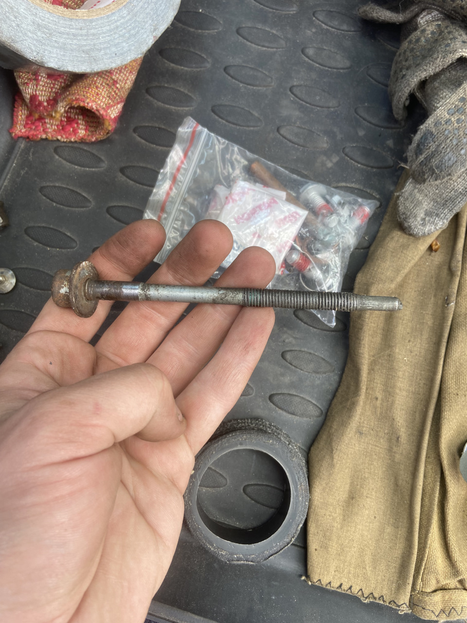 Болт крепления бампера к клыку с внутренней резьбой торкс — Audi A6 Avant (C5)