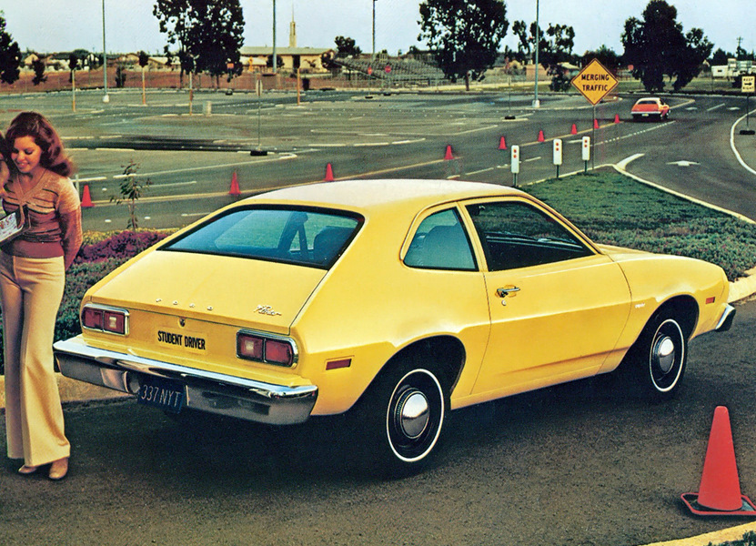Седан Ford-Pinto 1977 года. 