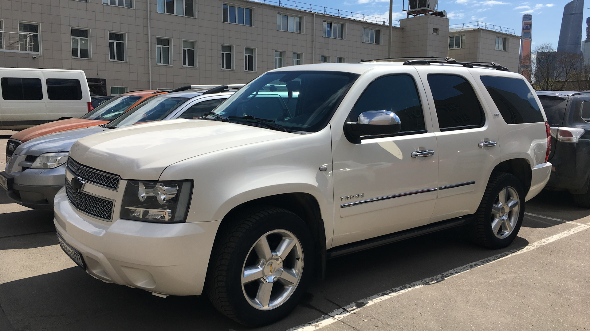 Chevrolet Tahoe (GMT900) 5.3 бензиновый 2013 | белый клык на DRIVE2