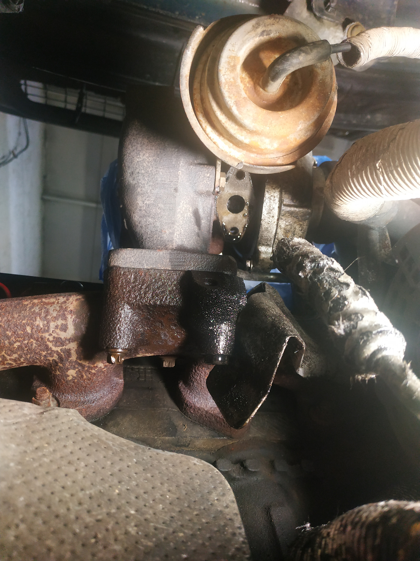 Течь масла в турбине. Шкода октавия1. Течь масла в турбине. Течет масло из двигателя пежо 206. 5.